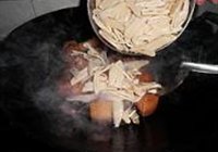 水笋烧肉的做法 步骤5