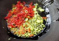 豇豆红辣椒丝的做法 步骤3