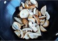 香菇鸡拐的做法 步骤3