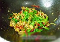 青椒炒肥肠的做法 步骤5