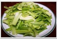 芹菜泡椒炒牛肉的做法 步骤2