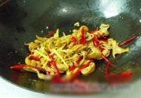 青椒炒肥肠的做法 步骤4