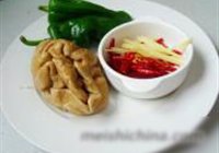 青椒炒肥肠的做法 步骤1