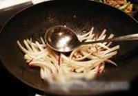 榨菜炒鸡丝的做法 步骤6