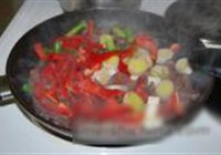 红椒大葱炒麋鹿肉的做法 步骤7