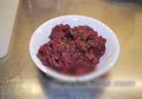 红椒大葱炒麋鹿肉的做法 步骤2