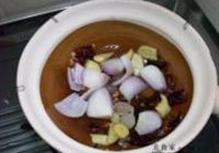 砂锅茴香焖鸡的做法 步骤4