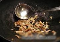 榨菜炒鸡丝的做法 步骤3