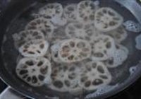 莲藕烧排骨的做法 步骤3