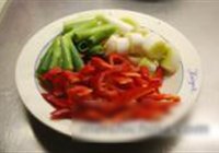 红椒大葱炒麋鹿肉的做法 步骤3