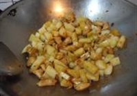 土豆烧鸡肉的做法 步骤5
