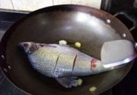 家常红烧鳊鱼的做法 步骤6