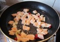 酸豆角炒鸡丁的做法 步骤7