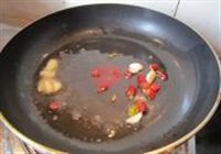 酸豆角炒鸡丁的做法 步骤6