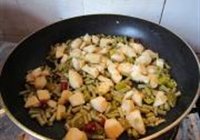 酸豆角炒鸡丁的做法 步骤10