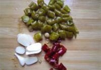 酸豆角炒鸡丁的做法 步骤3