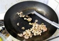 青豆玉米炒虾仁的做法 步骤7
