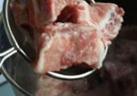炖腔骨。的做法 步骤2