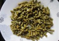 酸豆角炒鸡丁的做法 步骤2