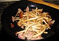 丝瓜炒茶树菇的做法 步骤7