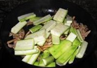 丝瓜炒茶树菇的做法 步骤9