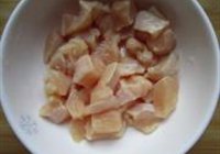 酸豆角炒鸡丁的做法 步骤4