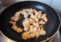 酸豆角炒鸡丁的做法 步骤8