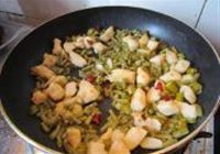 酸豆角炒鸡丁的做法 步骤9