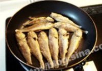 小鱼贴饼子的做法 步骤7