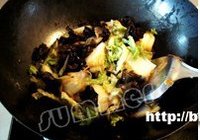 白菜炒木耳的做法 步骤5