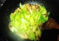 西芹炒虾仁的做法 步骤15