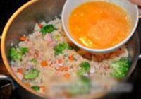 五彩蔬菜蛋炒饭的做法 步骤5