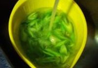 西芹炒虾仁的做法 步骤9