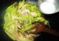 西芹炒虾仁的做法 步骤16