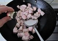 干豇豆烧肉的做法 步骤3