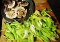 西芹炒虾仁的做法 步骤7