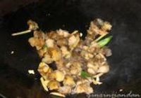 辣椒炒螺头的做法 步骤4