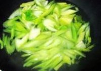 西芹炒虾仁的做法 步骤8