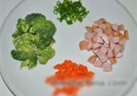 五彩蔬菜蛋炒饭的做法 步骤1