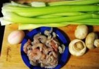 西芹炒虾仁的做法 步骤3
