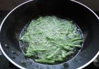 油炸四季豆的做法 步骤4