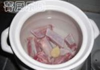 咸菜蒜香苦瓜排骨汤的做法 步骤2