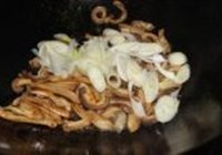 葱爆猪肚的做法 步骤7
