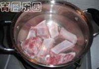 咸菜蒜香苦瓜排骨汤的做法 步骤1