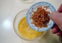 银鱼干煎蛋的做法 步骤3