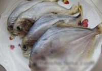 清炖鲳鱼的做法 步骤1