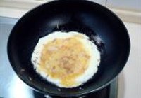 银鱼干煎蛋的做法 步骤4