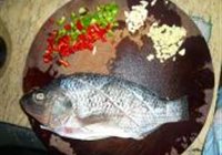酱蒸罗非鱼的做法 步骤1
