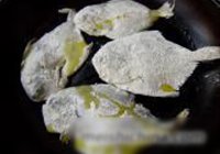 清炖鲳鱼的做法 步骤2