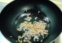 银鱼干煎蛋的做法 步骤2